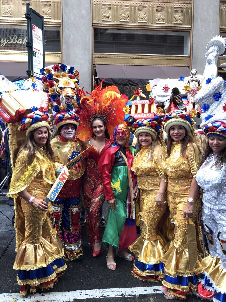 La reina Valeria y un grupo de Congo asistente al desfile.