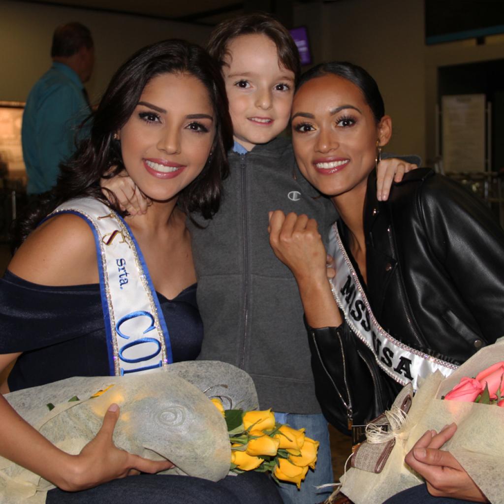 La señorita Colombia, Laura González y la señorita Usa Kára McCulloug en Medellín.