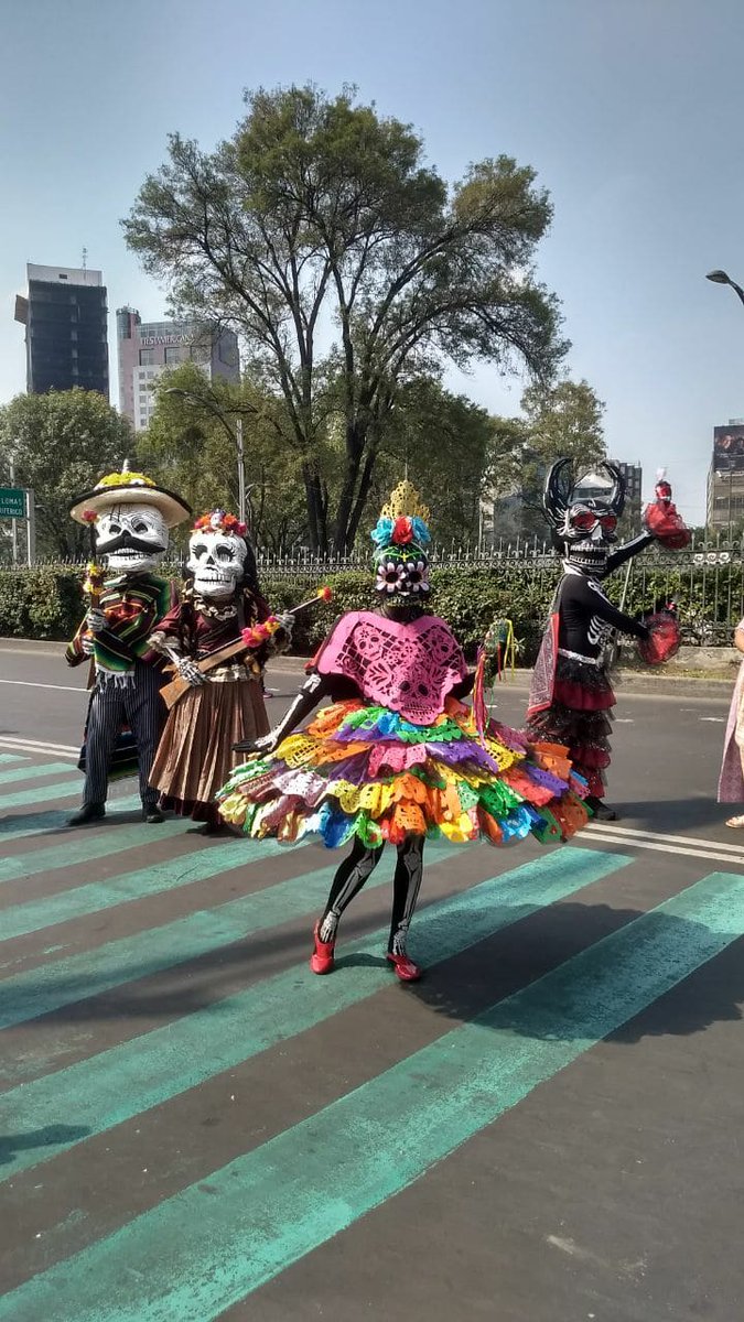 Atuendos de los asistentes al Día de Muertos en México.