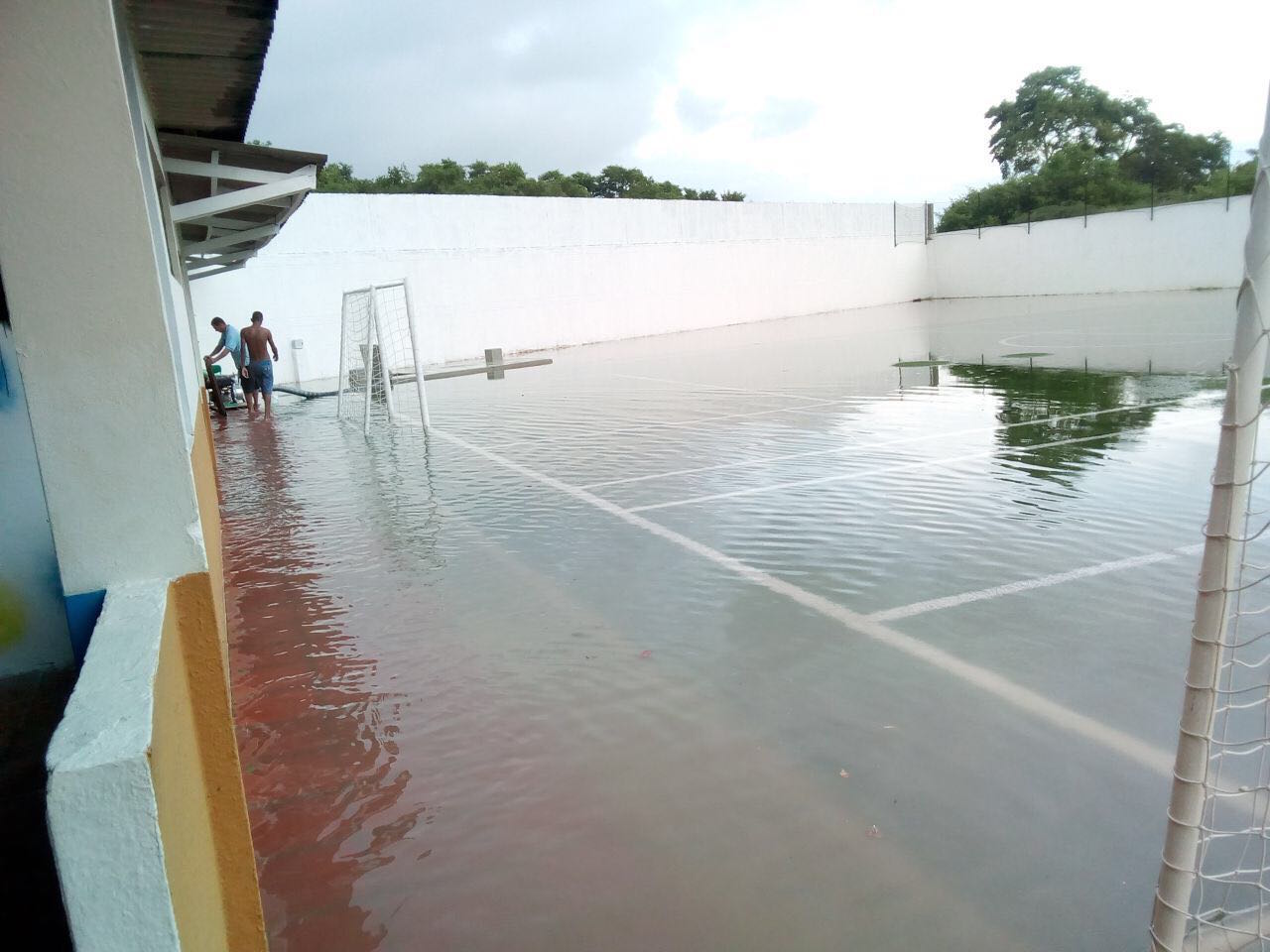 La cancha deportiva también afectada.