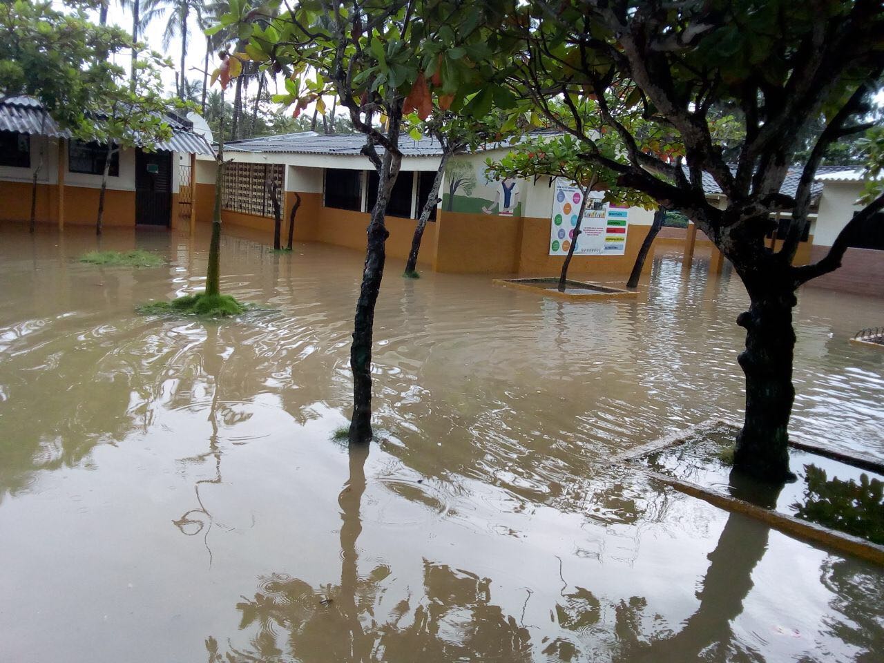 Las aguas invadiendo la institución.