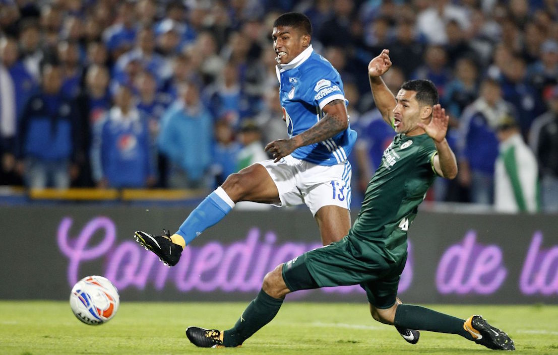 Santiago Mosquera remata al arco de Cristian Bonilla.