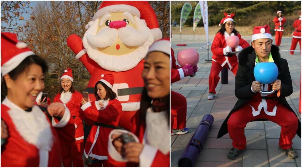 Jóvenes en China celebran estos días la Navidad.