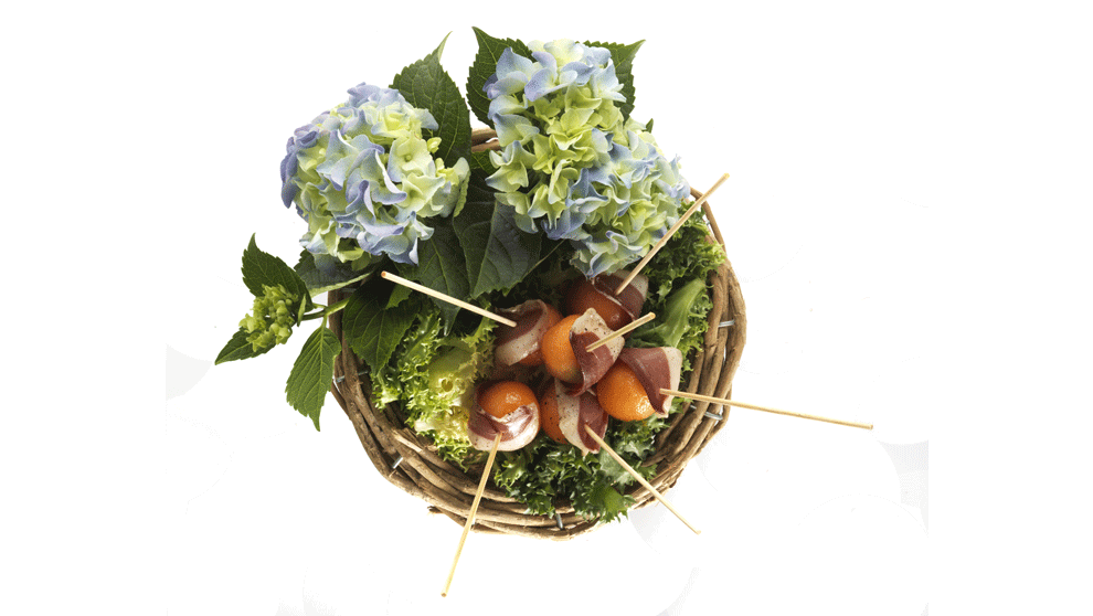 Picada que mezcla varias combinaciones de flores e ingredientes.