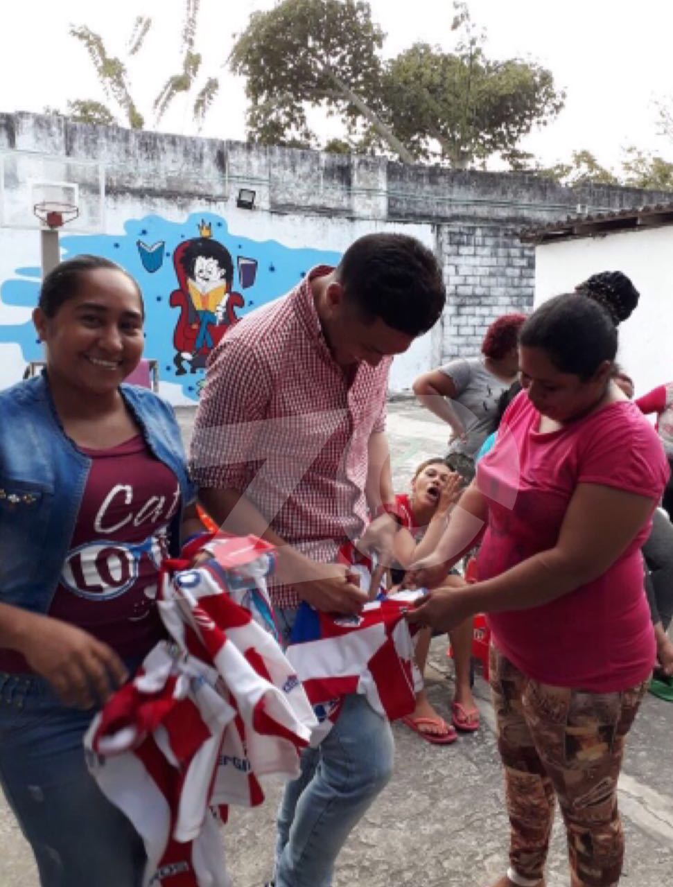 Gutiérrez firmó y regaló camisetas a las internas del penal. 