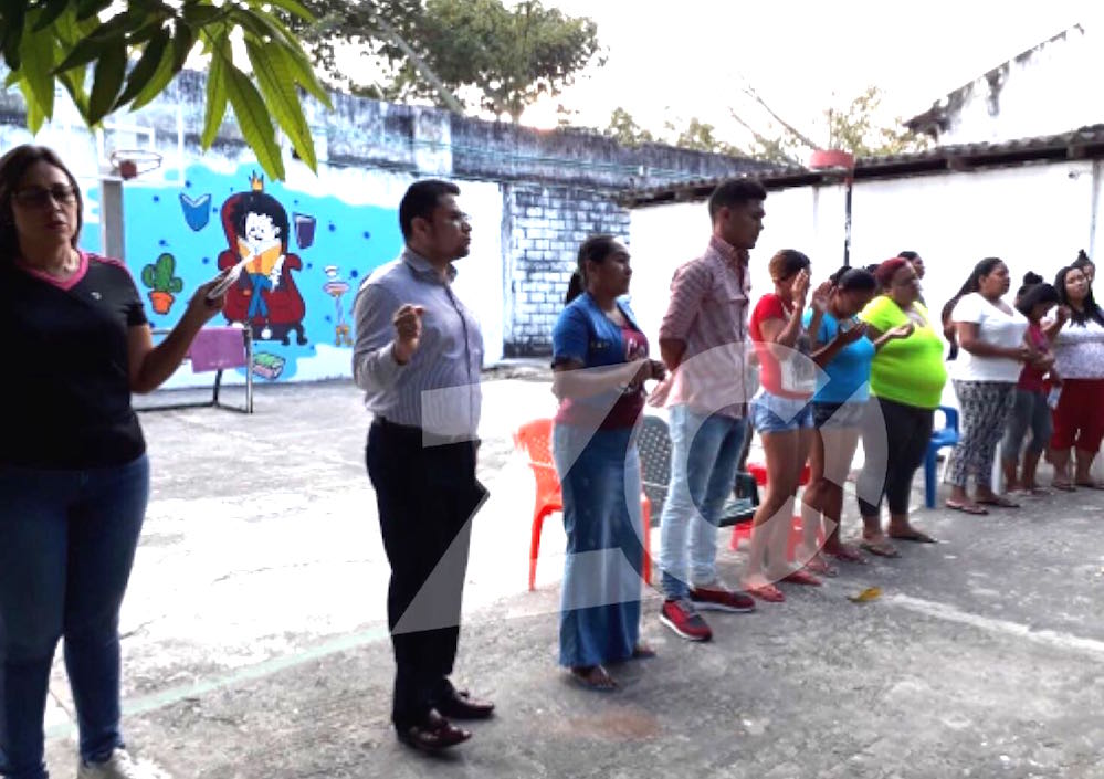 Teófilo Gutiérrez durante la oración dirigida a las reclusas de El Buen Pastor.