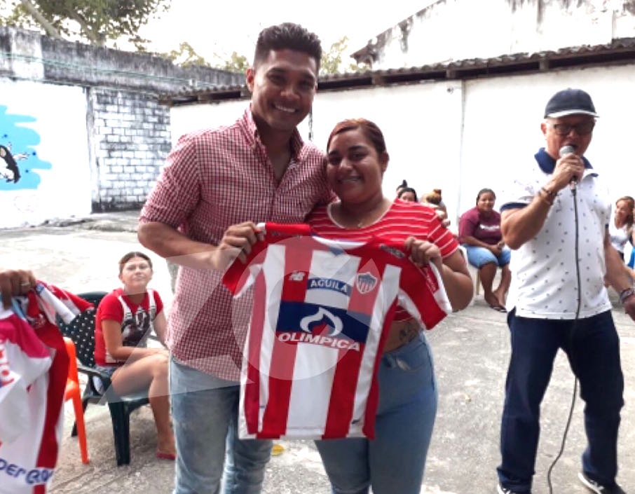 La felicidad de las internas recibiendo la camiseta del Junior.