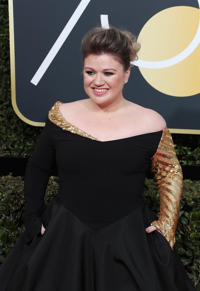 Kelly Clarkson llevó una manga con destellos dorados.