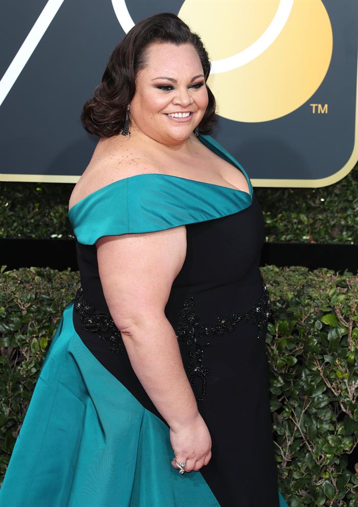 Keala Settle combinó el negro con azul.