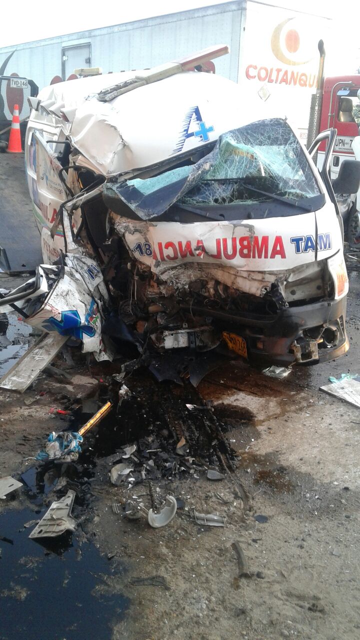 Así quedó la ambulancia tras el accidente.