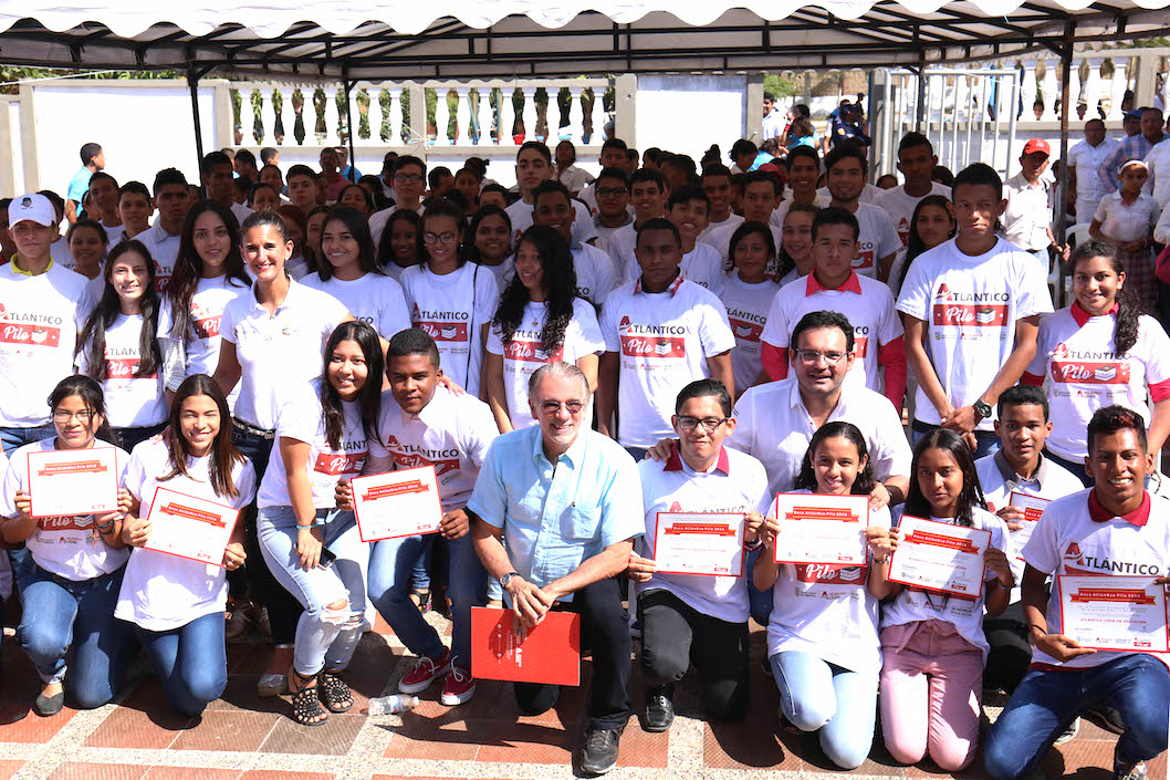 Un grupo de beneficiarios con las autoridades presentes.