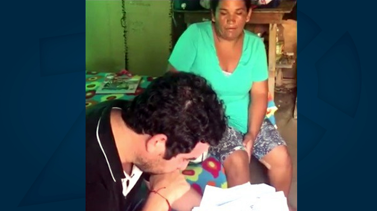 El entonces Concejal Carlos Meisel se solidarizó con el caso y visitó la familia.