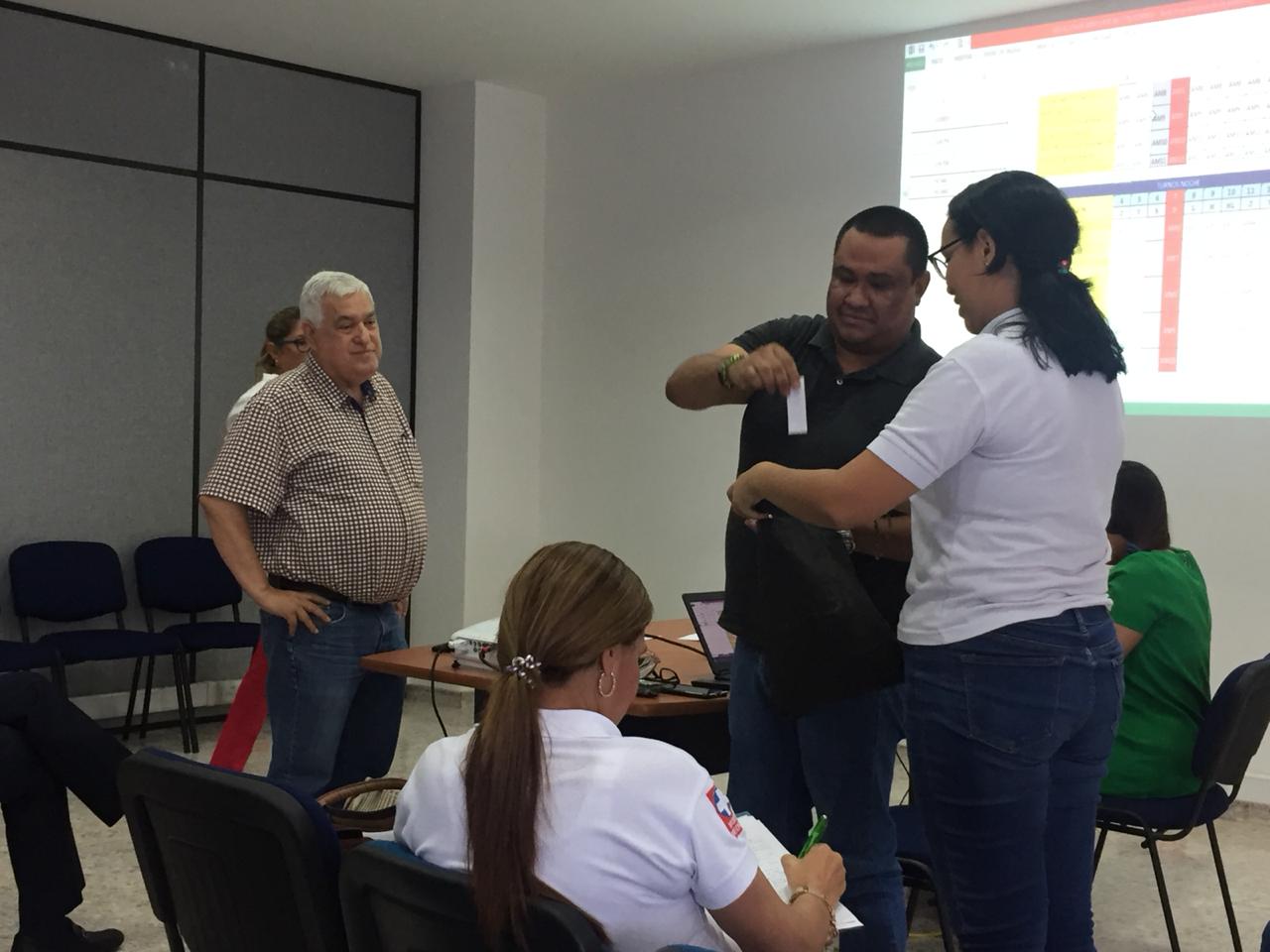 Momentos del sorteo de ubicación y horarios para las ambulancias. 