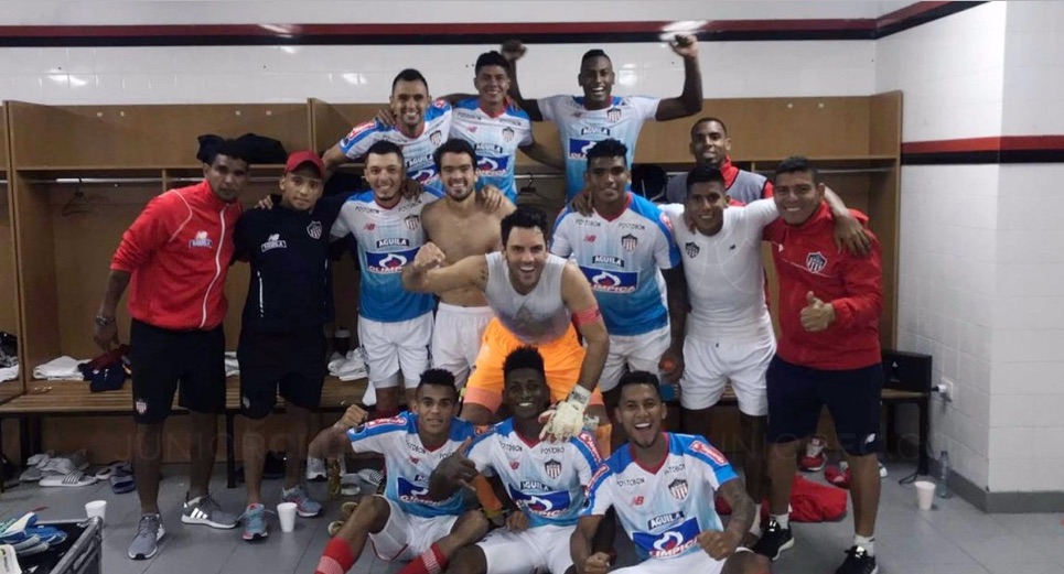 Celebración juniorista en el camerino, al final del partido.