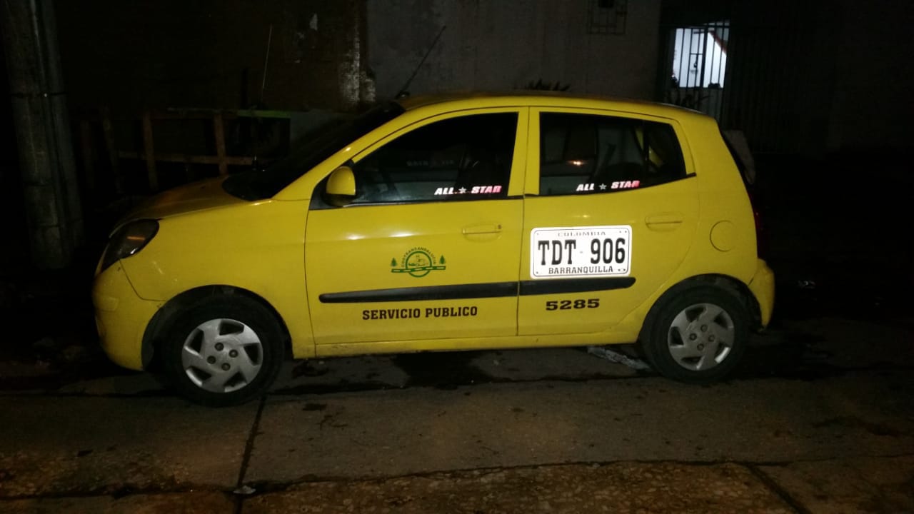 El taxi en el que se movilizaban los antisociales. 