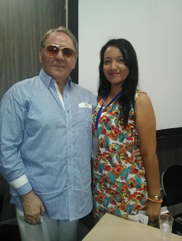 La poeta Yenis Muñoz y un invitado.