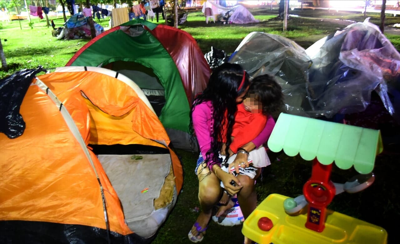 Cristian Mercado Venezolana junto a su hijo, en una de las zonas de los cambuches.