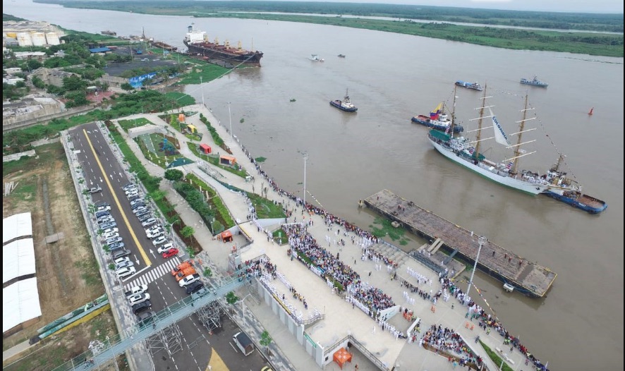 Panorámica de la llegada del Buque Gloria al Gran Malecón.