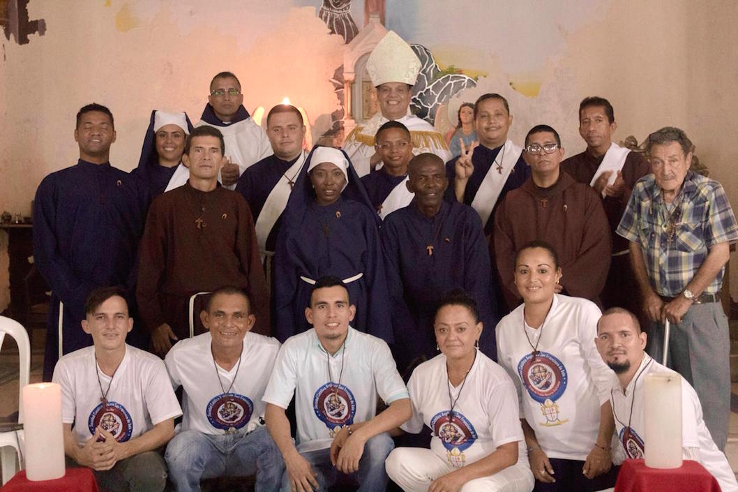 Con exhabitantes de la calle y ahora convertidos en frailes.