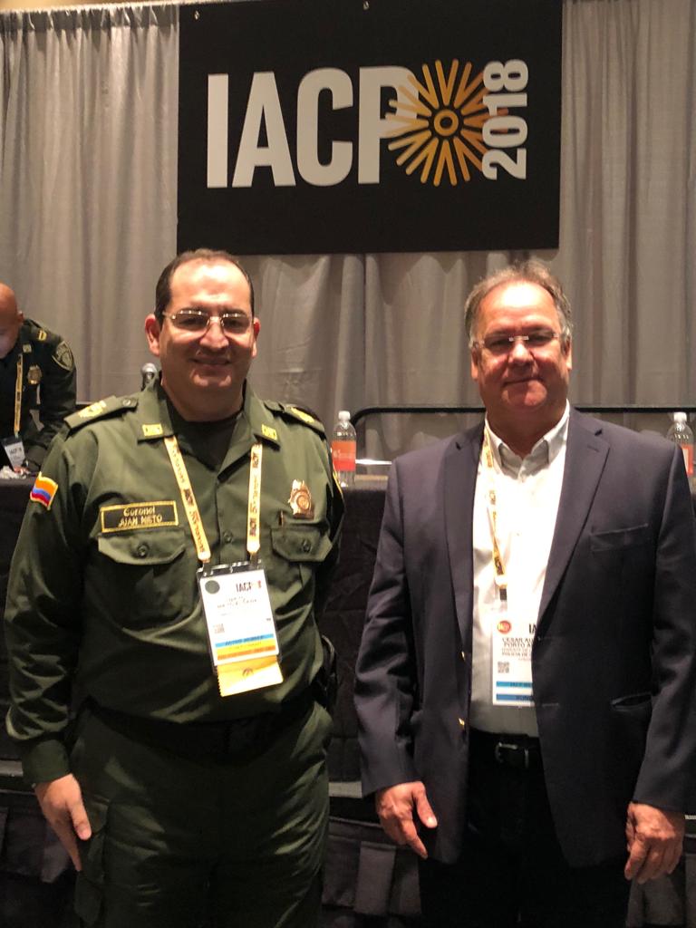 El conferencista con el teniente de la reserva de la Policía de Colombia, César Porto.