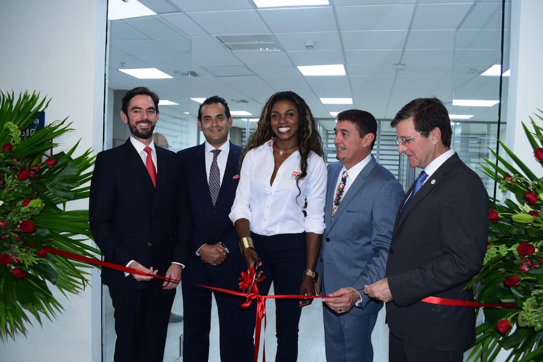 Cortando la cinta inaugural.