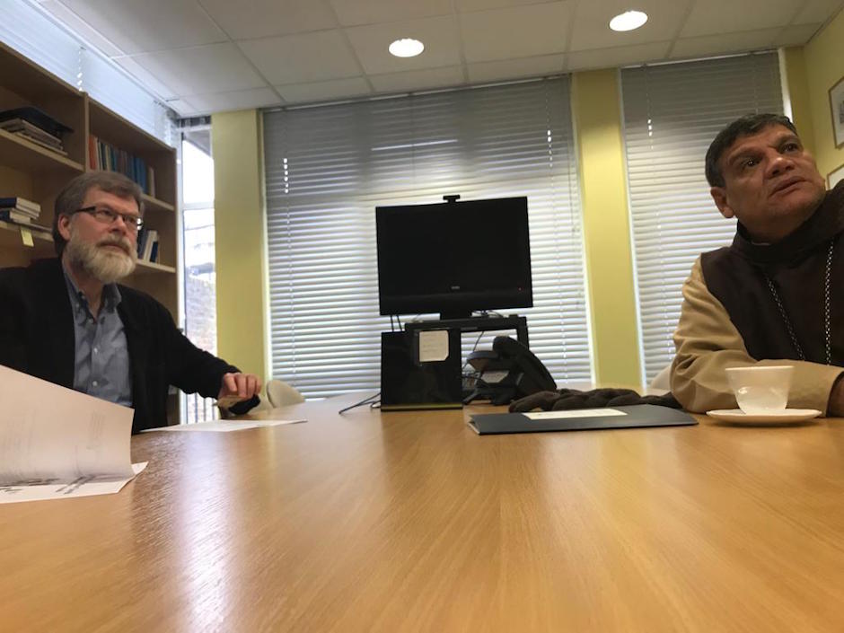 Monseñor Fray Edgar Rincón Salazar reunido con el Arzobispo de Cantherby, en Inglaterra.