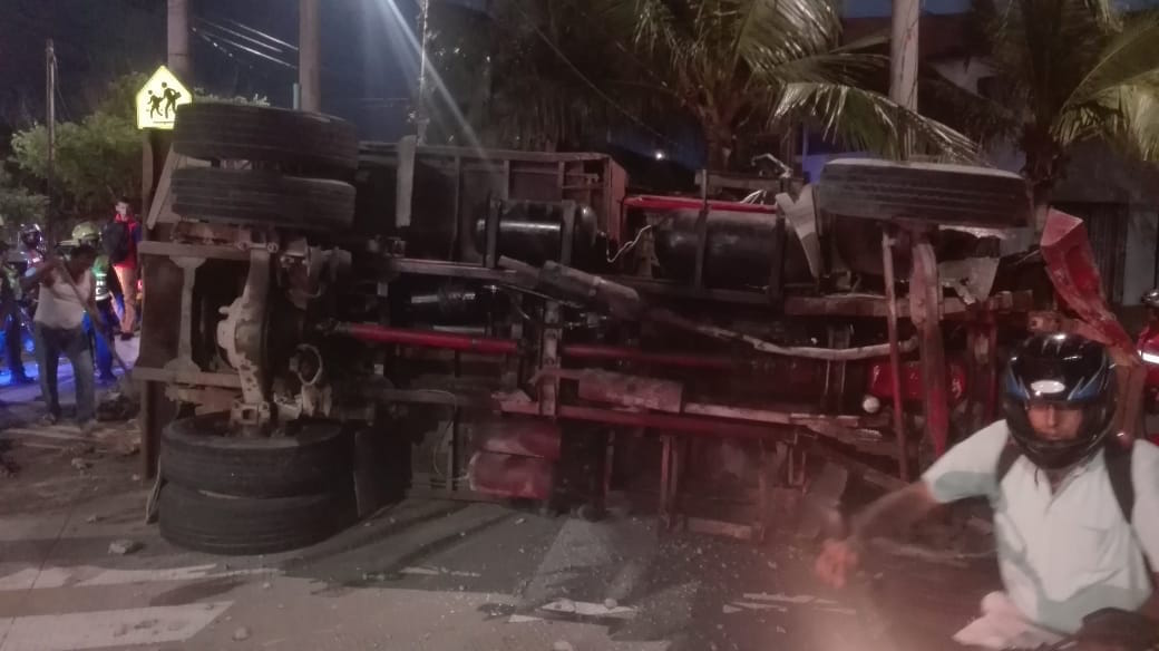 La volqueta quedó atravesada en la vía.