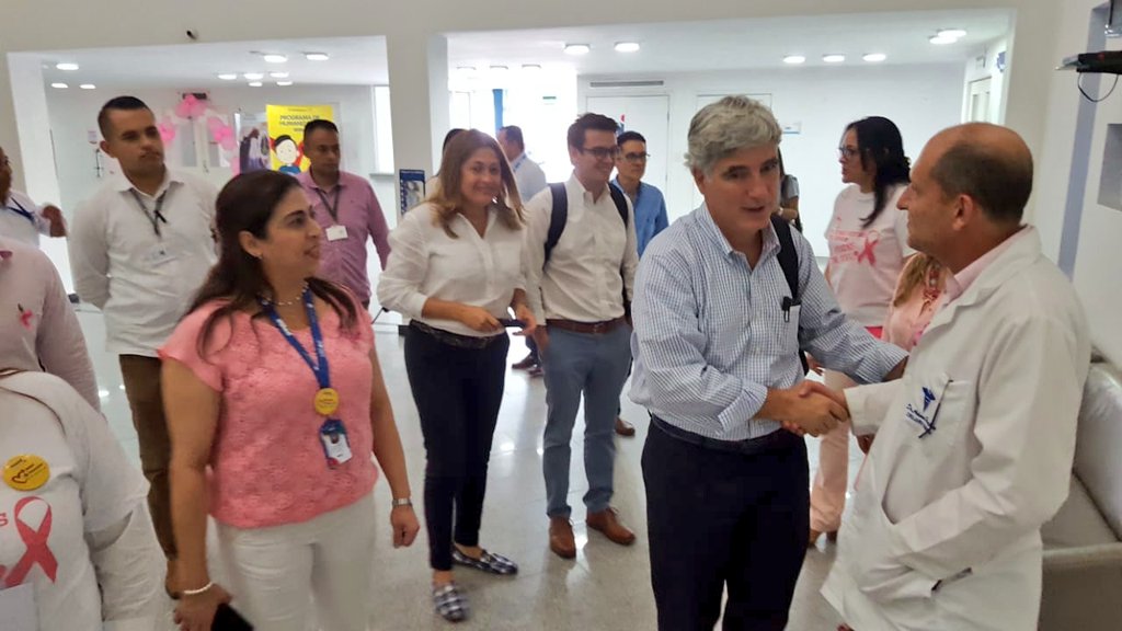 @MinSaludCol El ministro de Salud, Juan Pablo Uribe recorriendo la red hospitalaria de Barranquilla.
