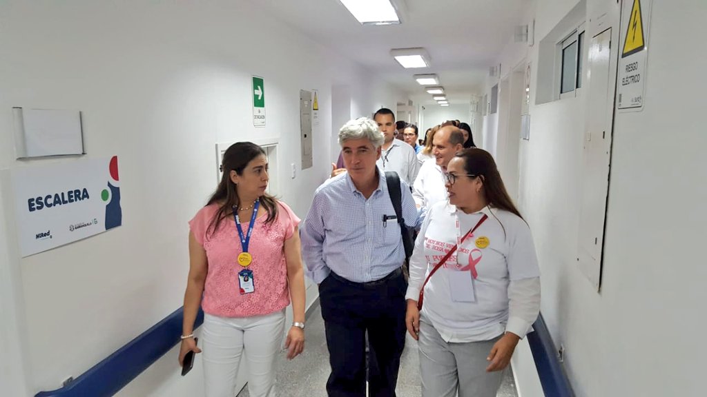 El ministro de Salud, Juan Pablo Uribe recorriendo la red hospitalaria de Barranquilla. 