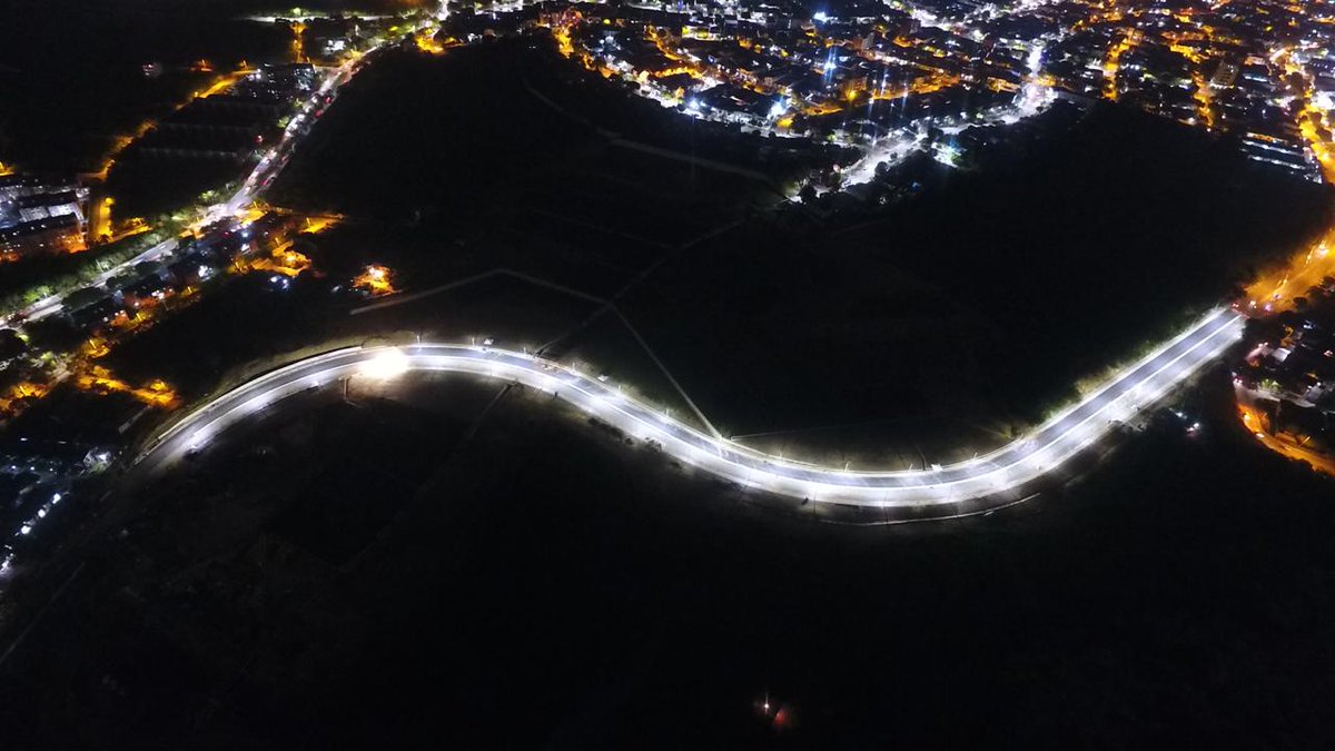 Tramo de la carrera 38 con calle 83A de noche. 