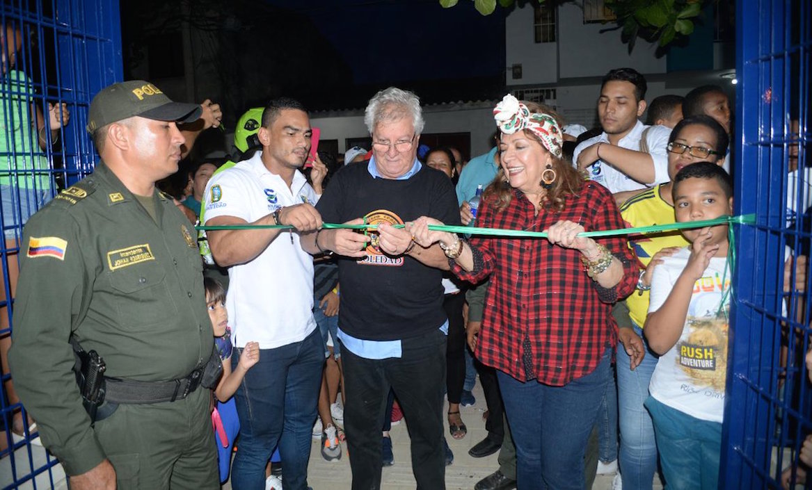 El Alcalde Joao Herrera y la primera gestora Alba Olaya de Herrera, durante el corte de la cinta.