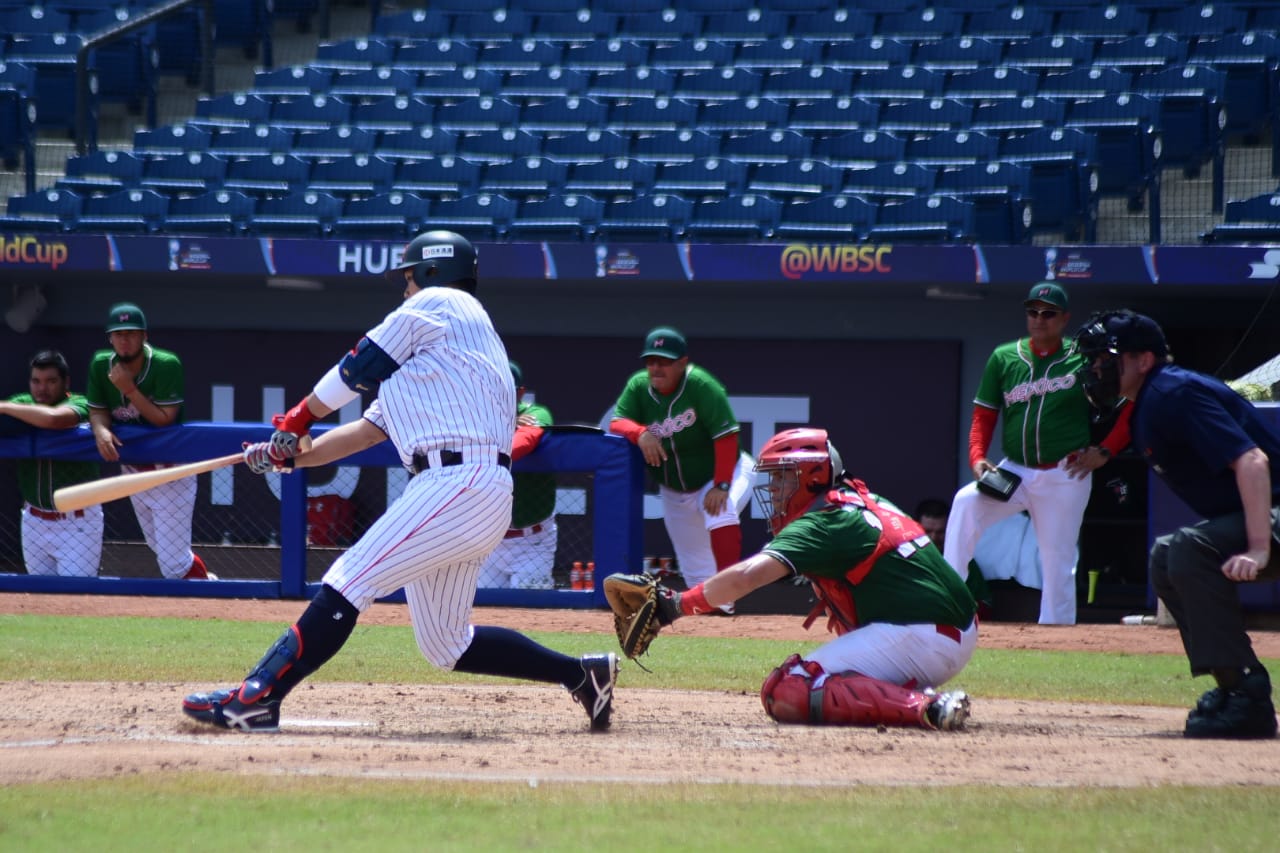 Cristian Mercado Momento en el que Yasuhito Uchida conecta el cuadrangular para Japón.