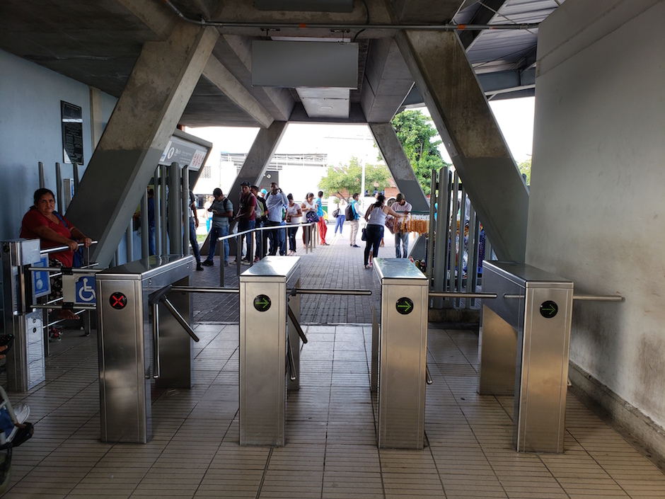 Las barreras de acceso o torniquetes de las estaciones también fueron reprogramadas.