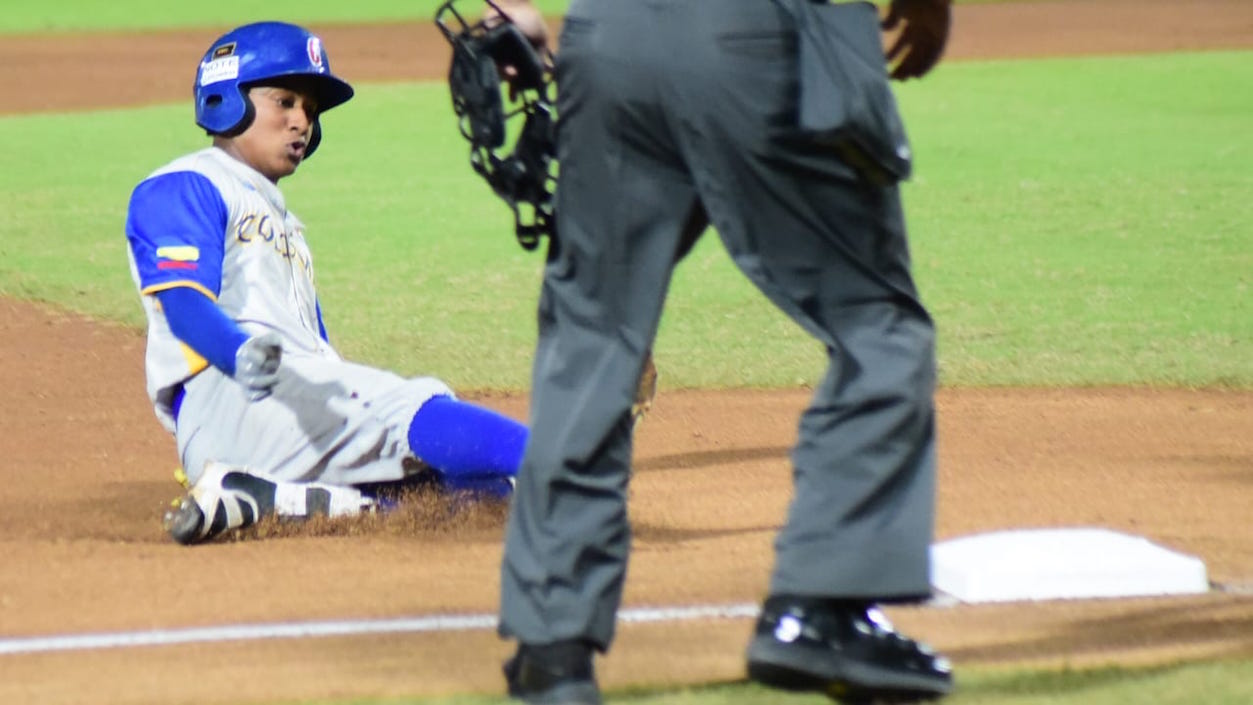 Brayan Pérez llega a tercera base tras impulsar un batazo en el primer inning.