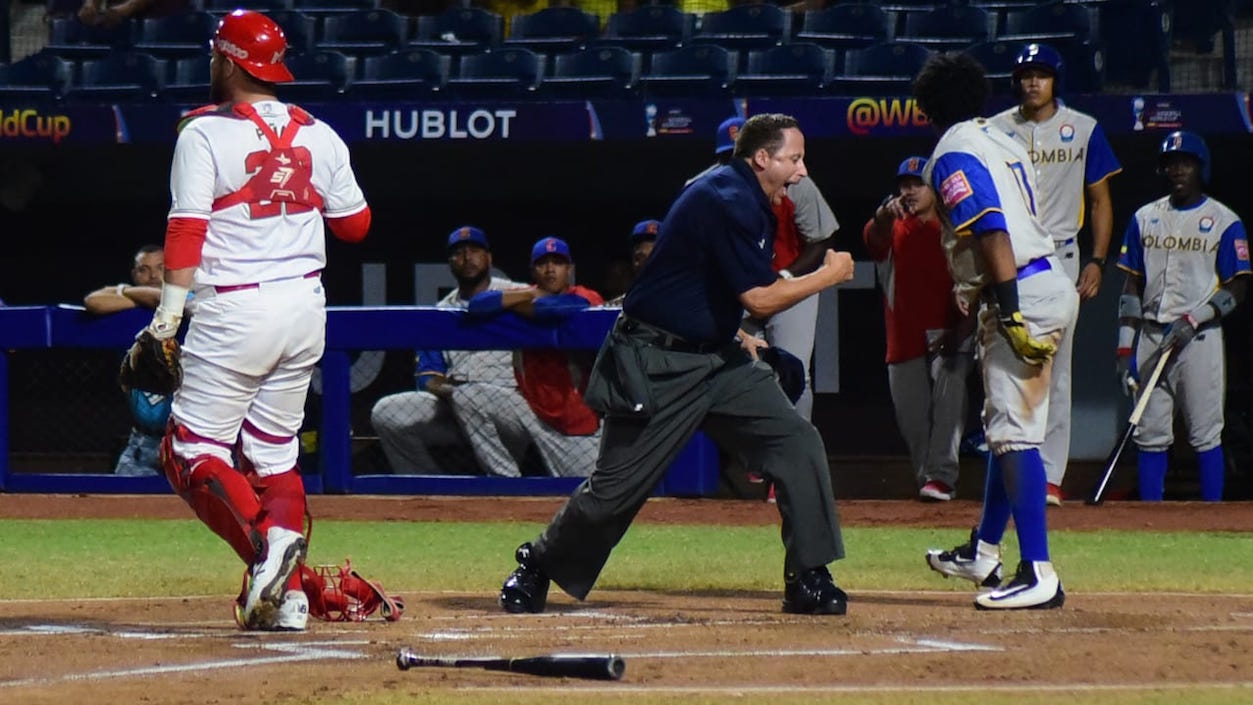 El umpire decreta out en el home a Brayan Pérrez.