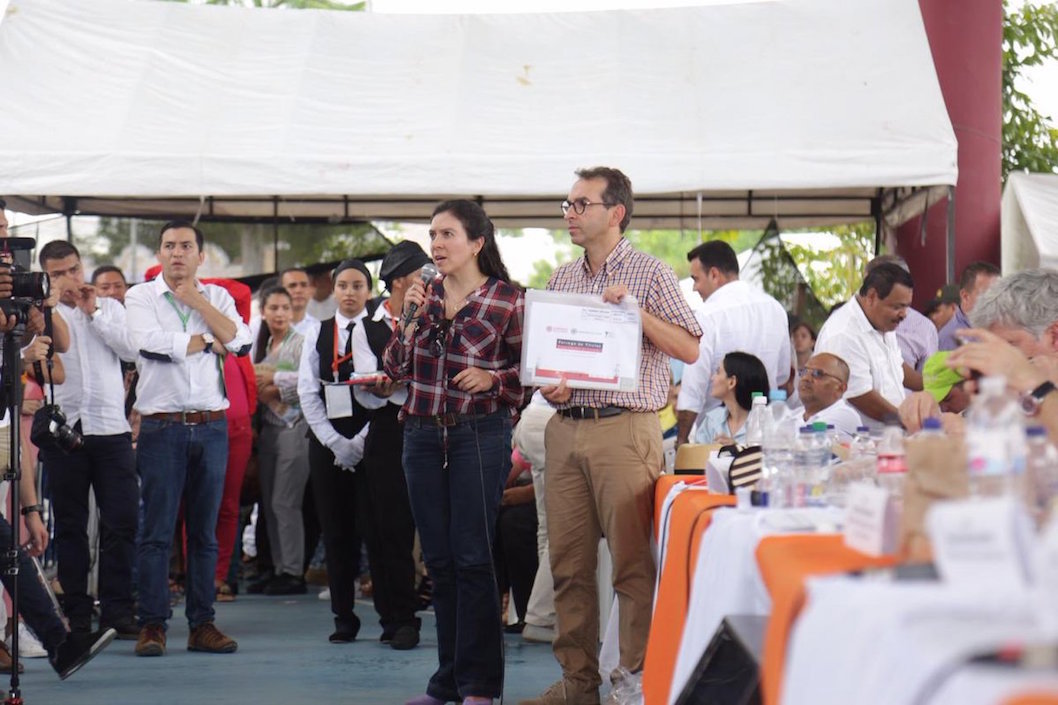 El Ministro Andrés Valencia Pinzón, durante la entrega de títulos en Chinú, Córdoba.