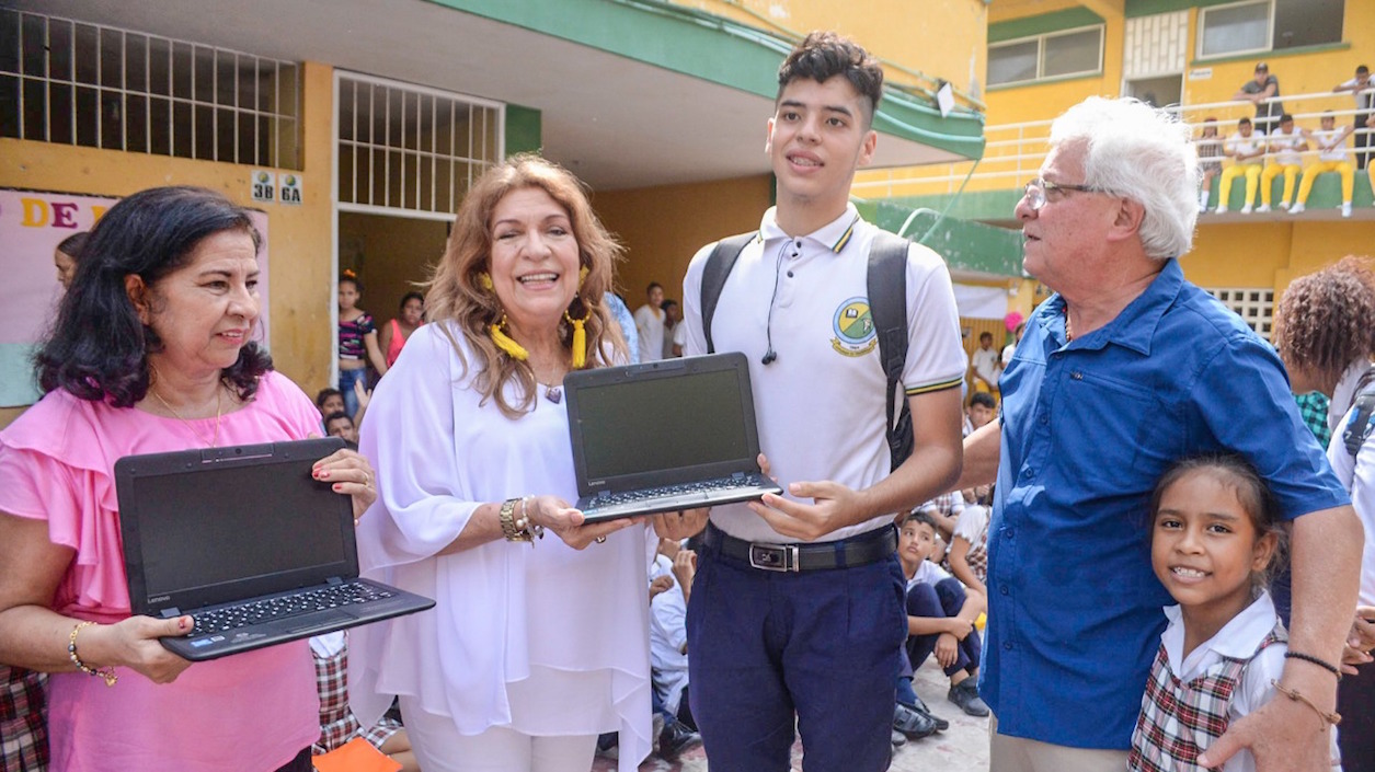 La primera gestora Alba Olaya también estuvo presente en la entrega de computadores.