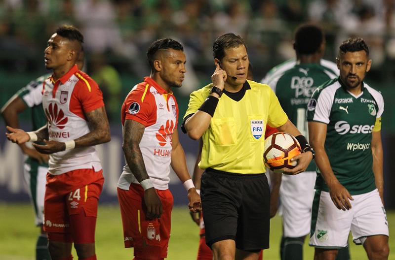 El árbitro peruano Víctor Hugo Carrillo consultando con el VAR una sanción de tiro penal que finalmente fue ratificada.