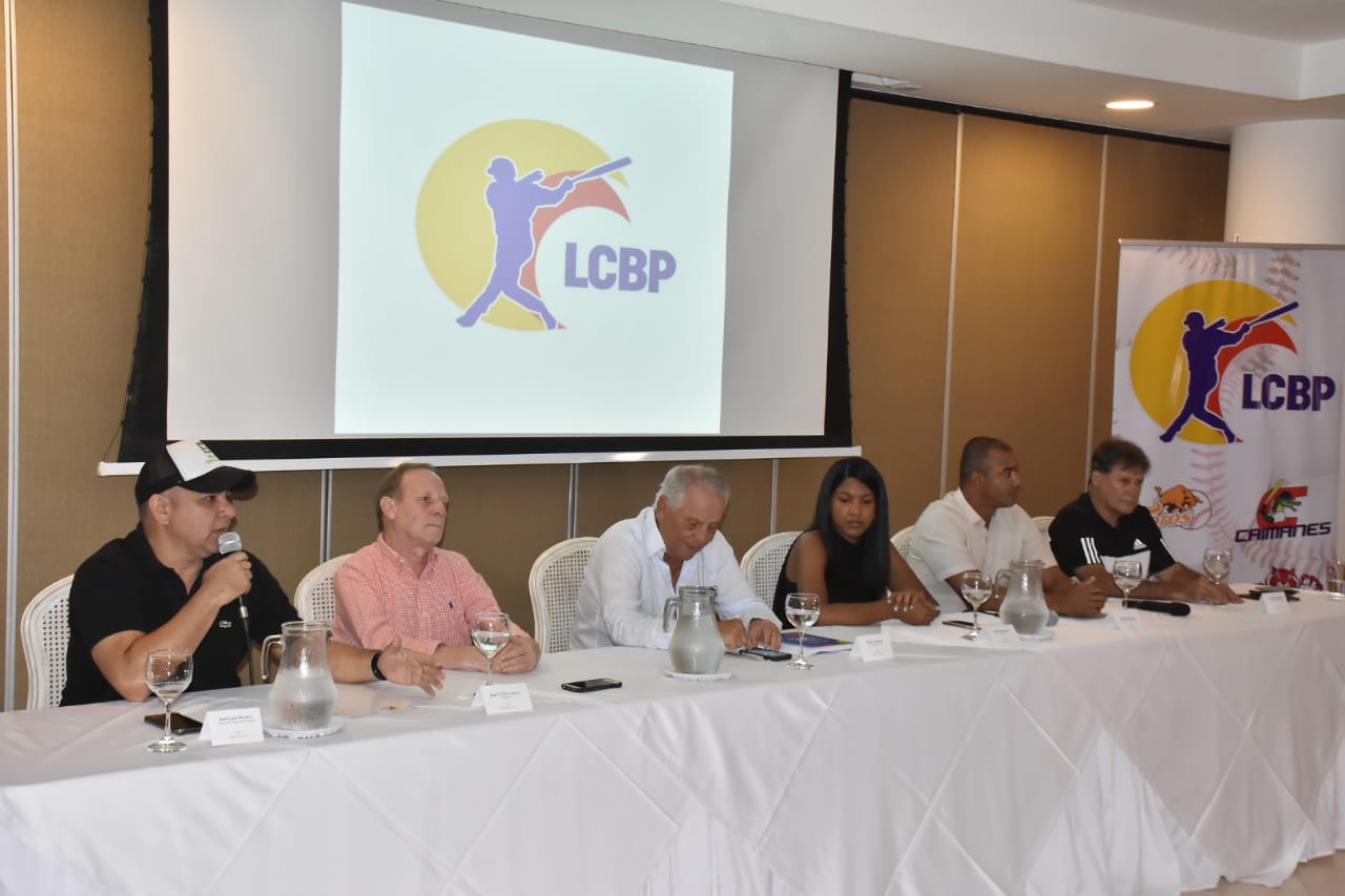 El secretario de Deportes, José Álvarez; el director deportivo Harold Herrera; el comisionado nacional de béisbol, Pedro Salzedo; el director de Indeportes, Enrique Vengoechea. 