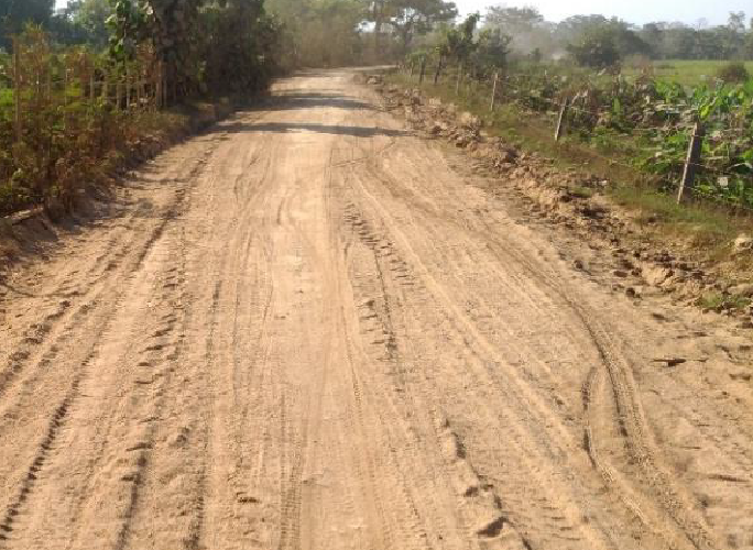 Contraloría Vía Guaranda- El Garcero. Se observa en sector intermedio de la vía, material de arcilla pulverizada en la calzada, genera afectación respiratoria a los usuarios, y en invierno, se torna intransitable.
