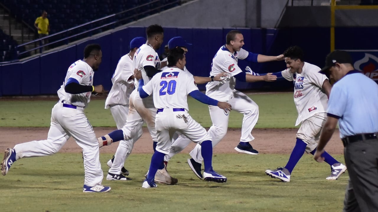 La celebración de los Caimanes en el estadio Édgar Rentería.