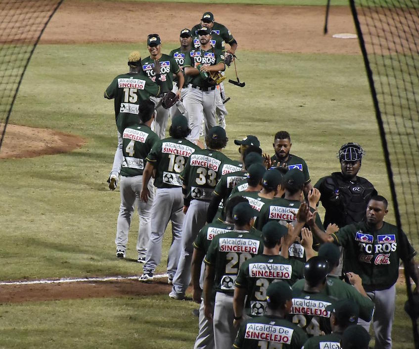 Jugadores de Toros celebrando al final del partido.