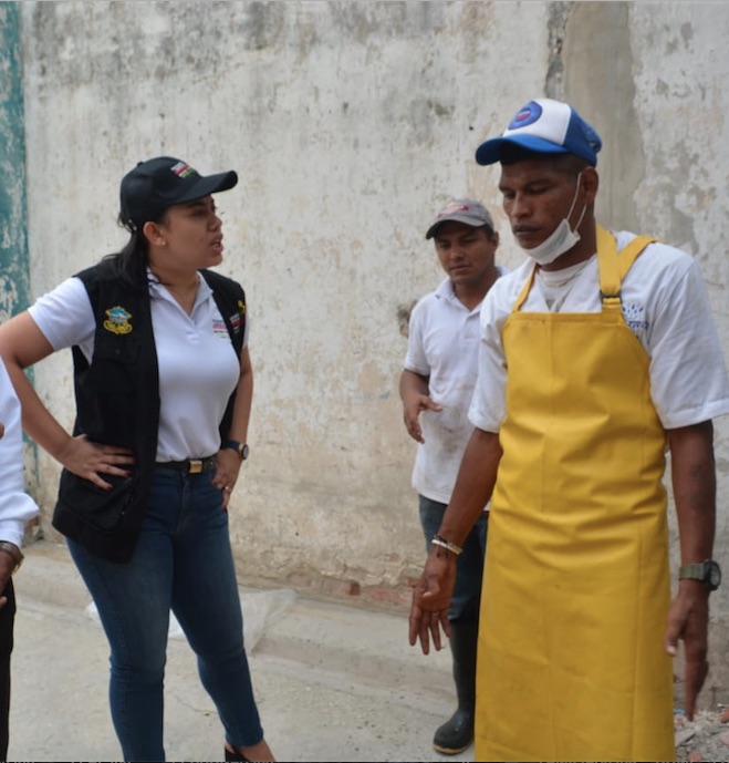 La Personera Delegada dialogando con Janer José Polo Parejo, uno de los sobrevivientes.