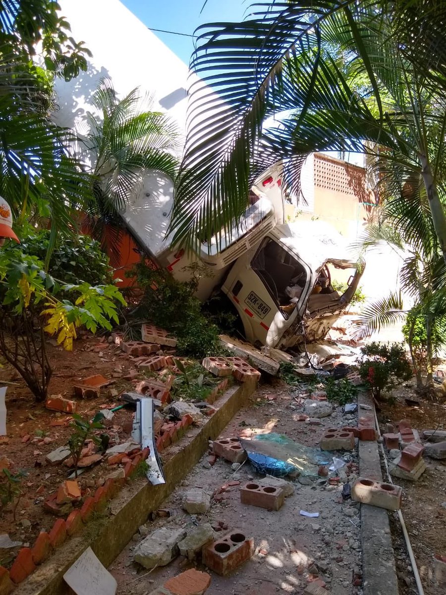 @ImpactoNewsCol Así quedó el camión tras el accidente.