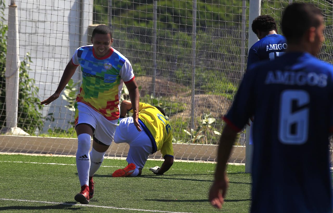 Osvaldo Ruiz Madachi celebra tras su primer gol en el torneo. 