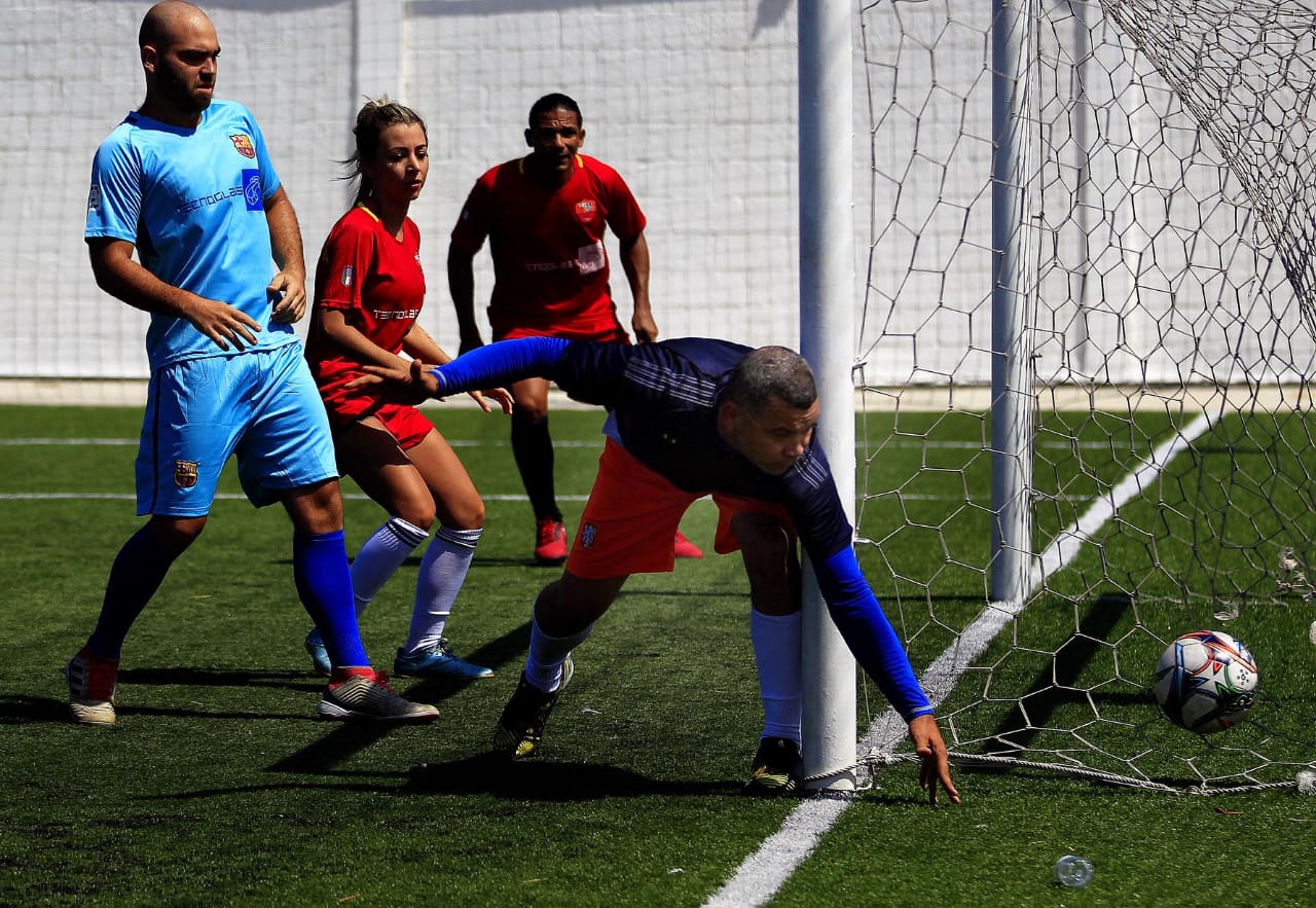 Prensa Deportiva, elenco de uniforme rojo, se clasificó a la final. 