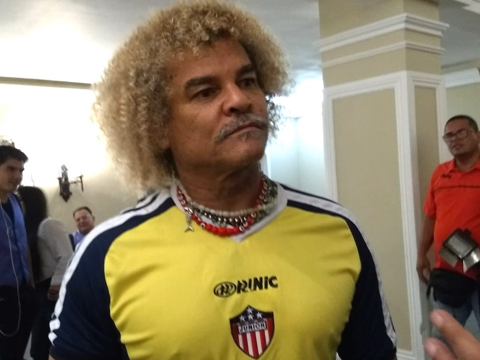 Carlos Valderrama hablando para los medios de comunicación.