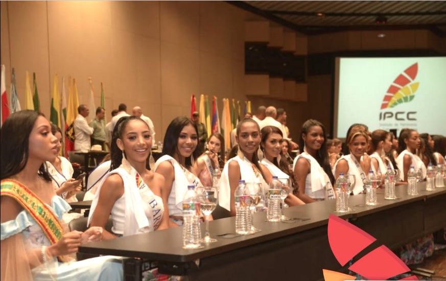 Candidatas al Reinado de la Belleza durante la Lectura del Acta de Independencia.