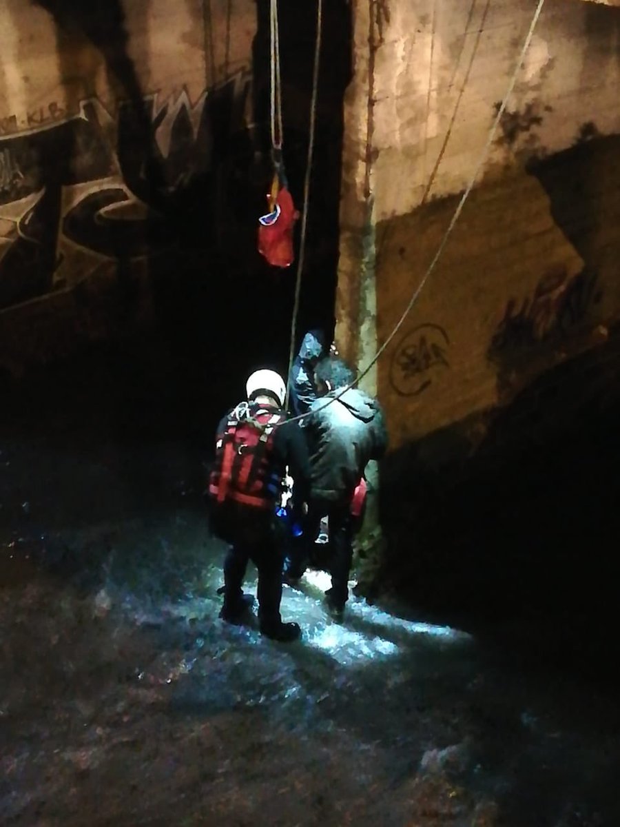 Otro de los habitantes de la calle rescatado por miembros de los bomberos.