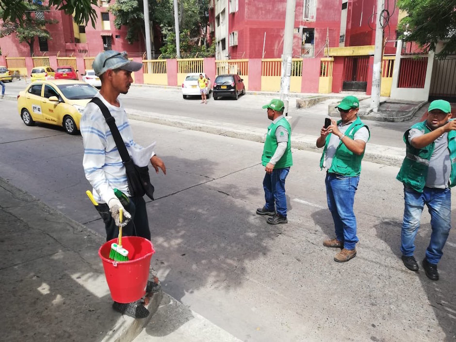 Los afiches eran pegados en los postes a lo largo de la calle 72.